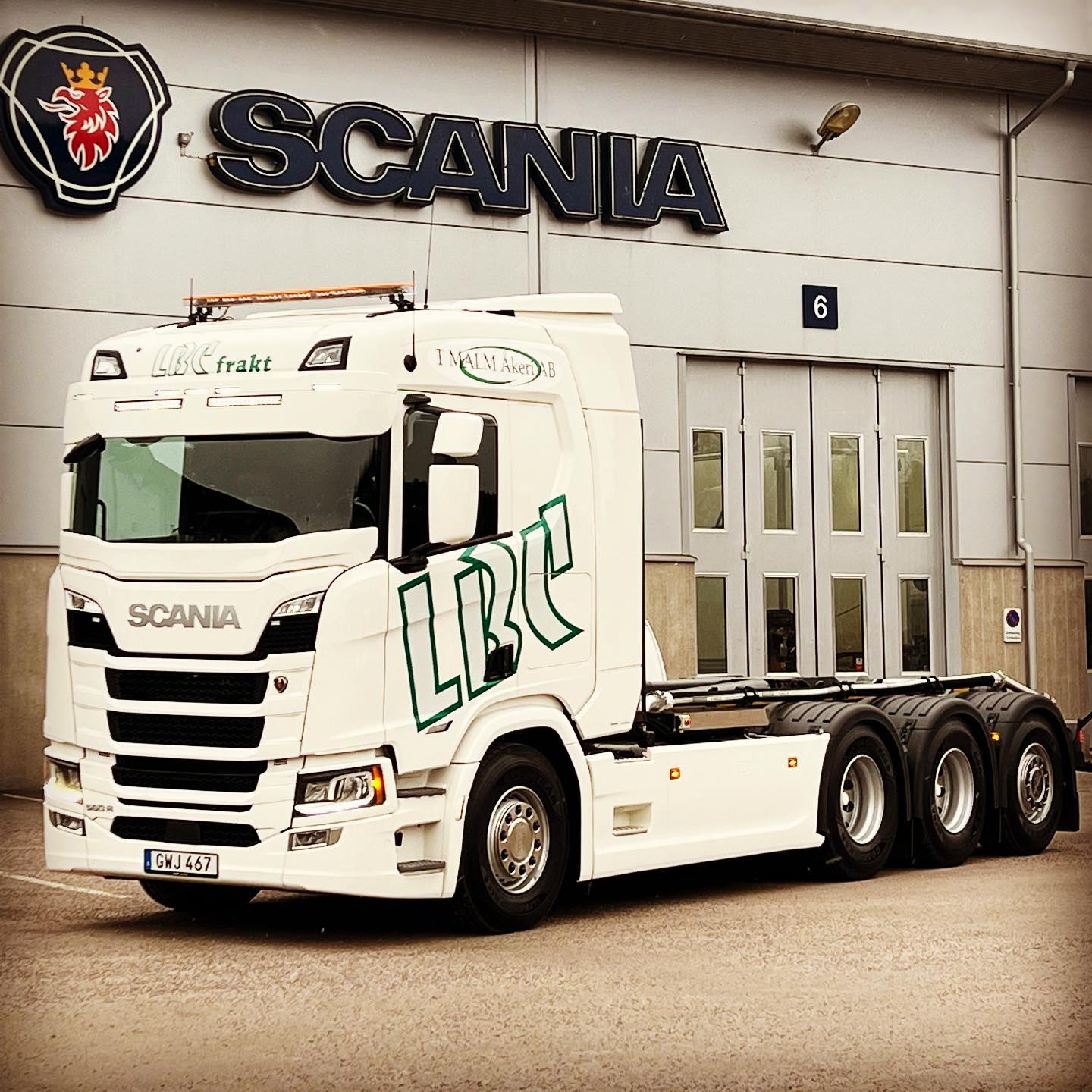 Sunvisor 35 cm for Scania NG Prepared for Vision X XPL Halo 21' 75W LED-bars
