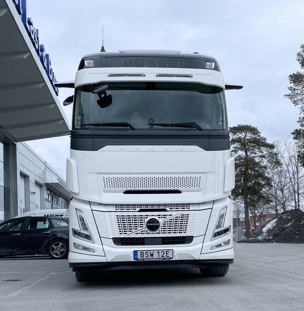 Sunvisor for Volvo FH/FM 4/5 and FMX Prepared for Lazer Linear 18 Elite 126W LED-bars