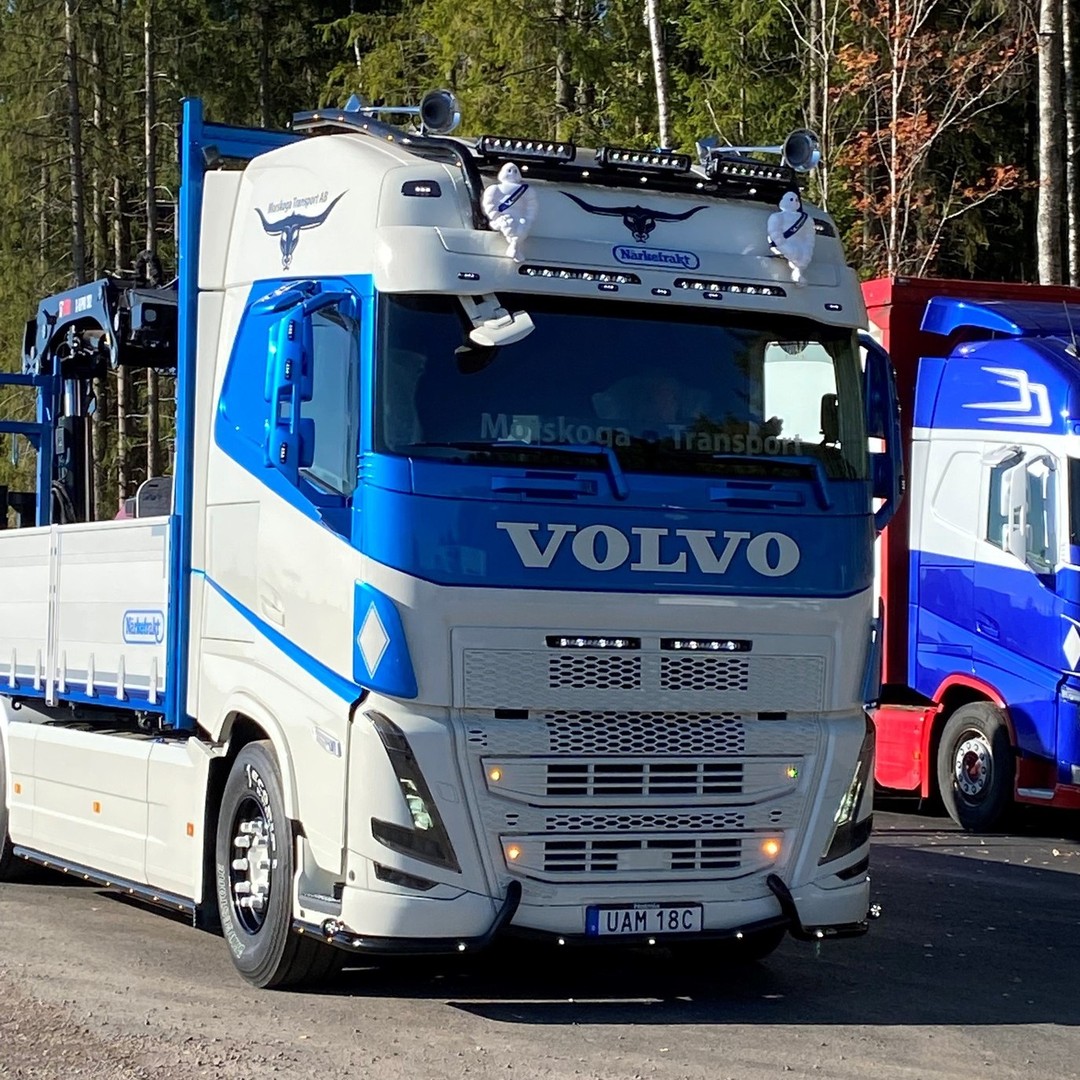 Sunvisor for Volvo FH/FM 4/5 and FMX With Lazer Linear 18 Elite 126W LED-bars with white pos.light