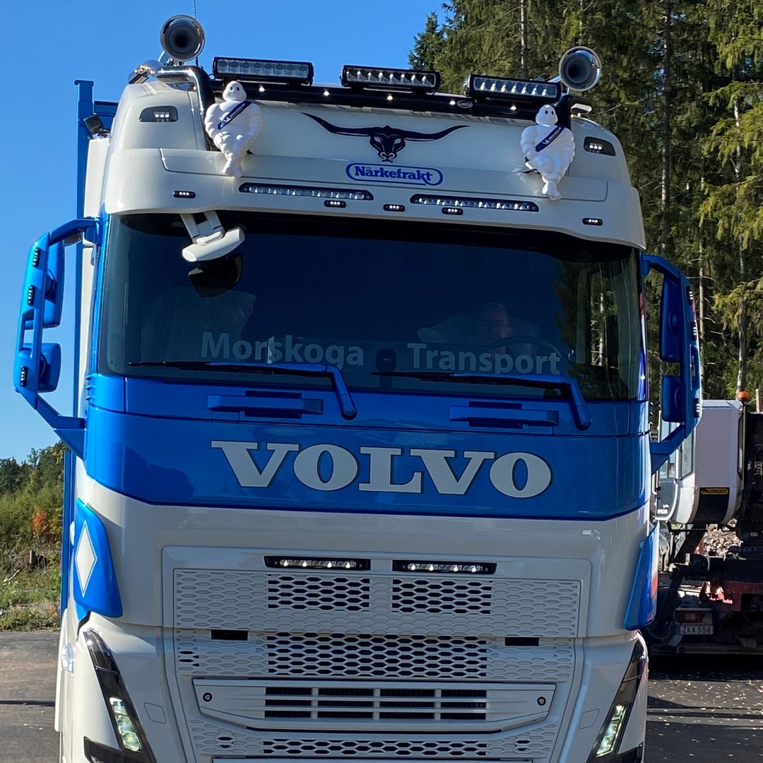 Sunvisor for Volvo FH/FM 4/5 and FMX With Lazer Linear 18 Elite 126W LED-bars with white pos.light