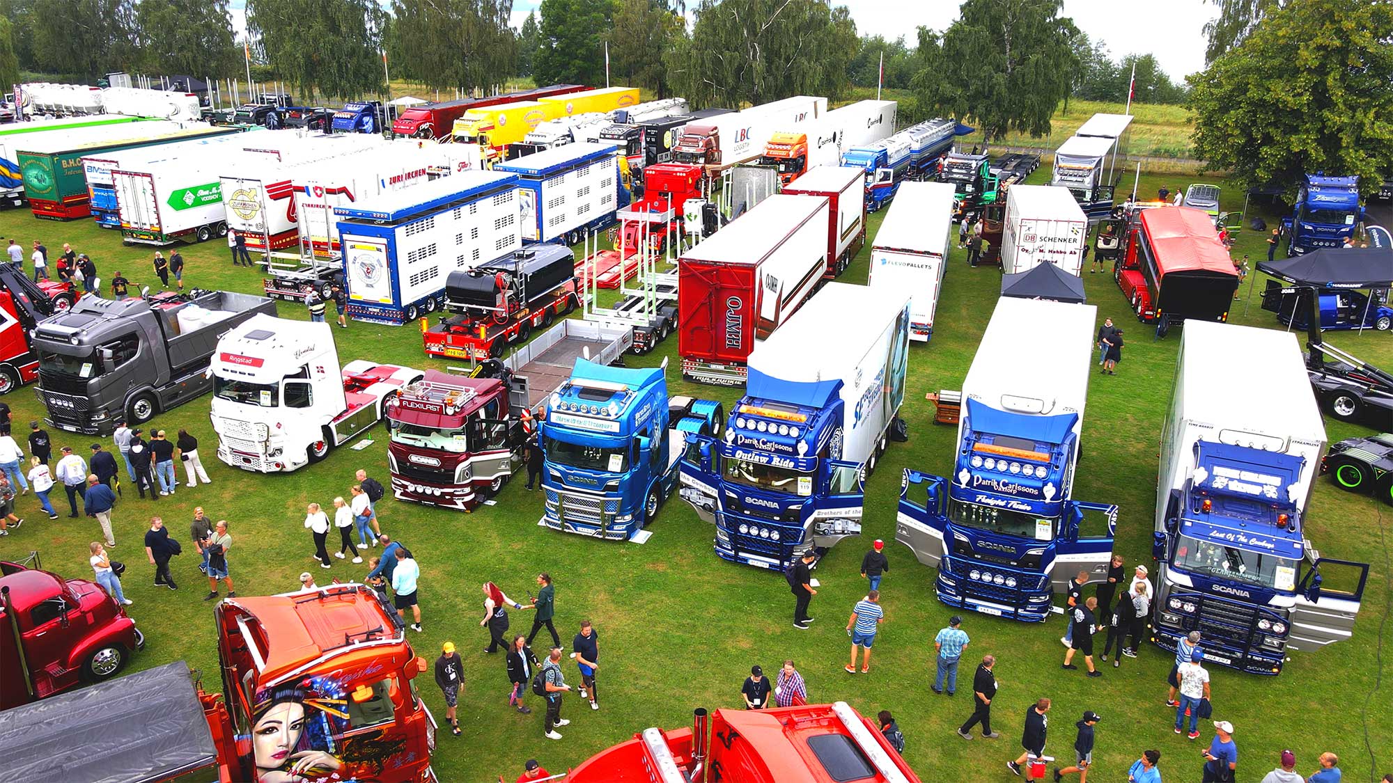 Lastbilar med släp på en gräsmatta